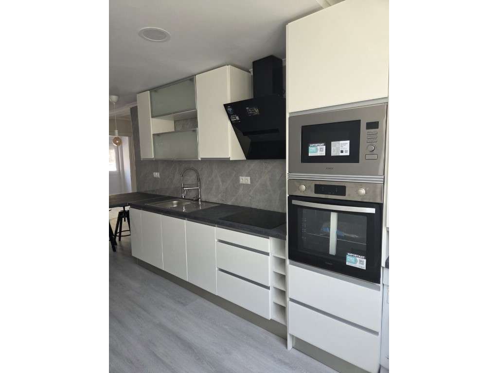 Apartamento T2 renovado em Benfica-5