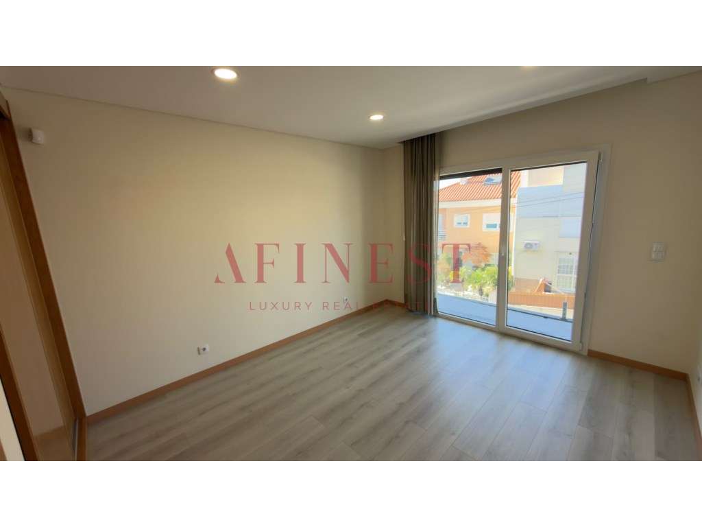 Moradia em Famões pensada para T4 | sala de 43 m² que dá 4.º quarto...-15