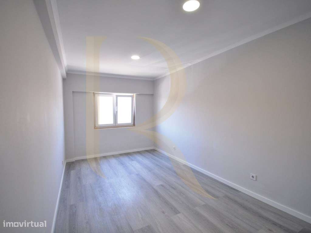 Apartamento T4 remodelado com varanda na Cruz de Pau-14