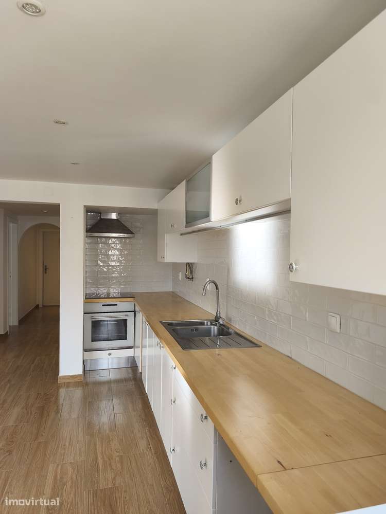 T2 Bem Conservado na Rua José Cardoso Pires, Areias, Estoril.-5