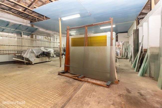 Prédio  2 Apartamentos 2 lojas Venda Barreiro-14