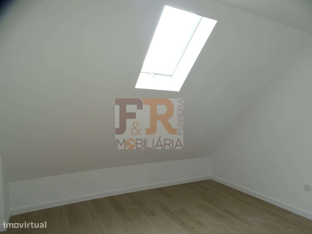 Moradia Geminada Triplex T3+1 com Cave Fernão Ferro-30
