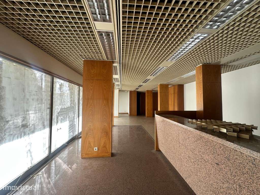 Loja ampla para arrendamento - Ideal para comércio ou serviços - Grande imagem: 3/4