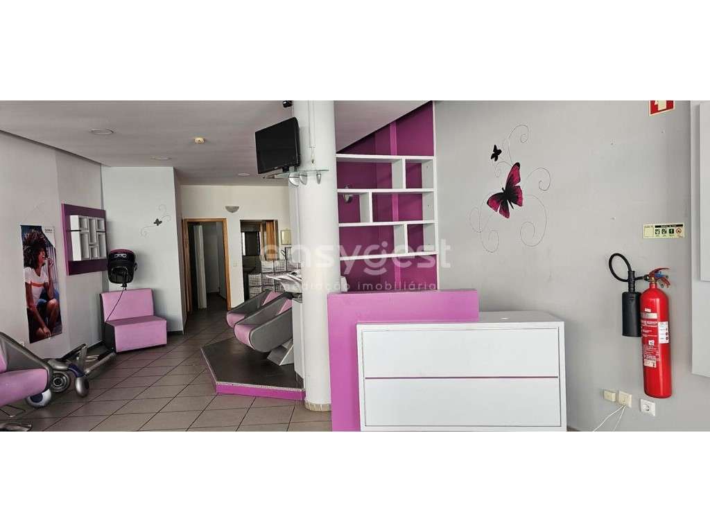 Loja no Centro da Marinha Grande preparada para salão de cabeleireiros - Grande imagem: 3/27