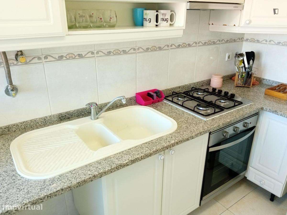 Quarto - localizado em Almada Lisbon - Grande imagem: 4/6