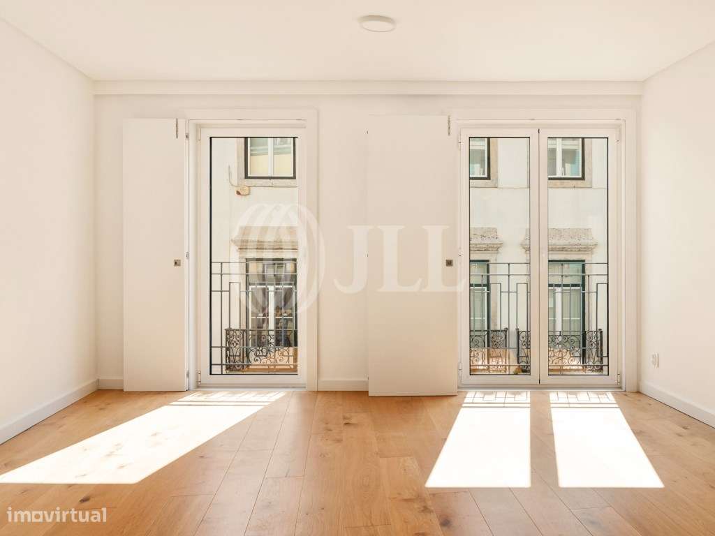 Apartamento T2, com varandas e estacionamento, em Lisboa-3