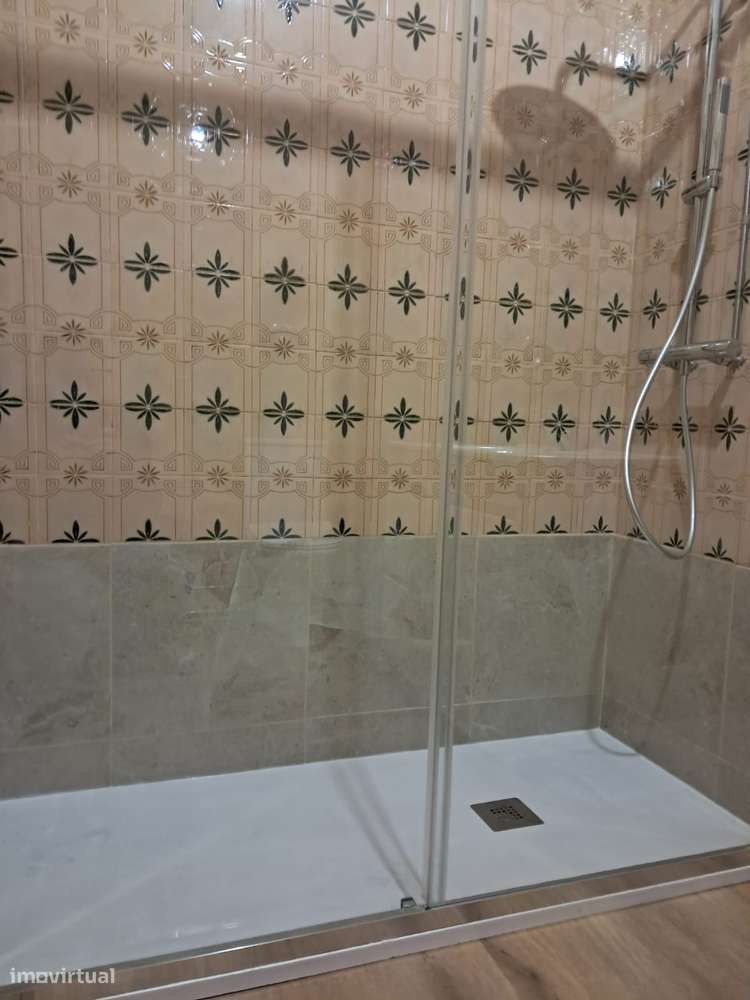 Apartamento T3 amplo com varanda, garagem e excelente localização - Grande imagem: 3/22