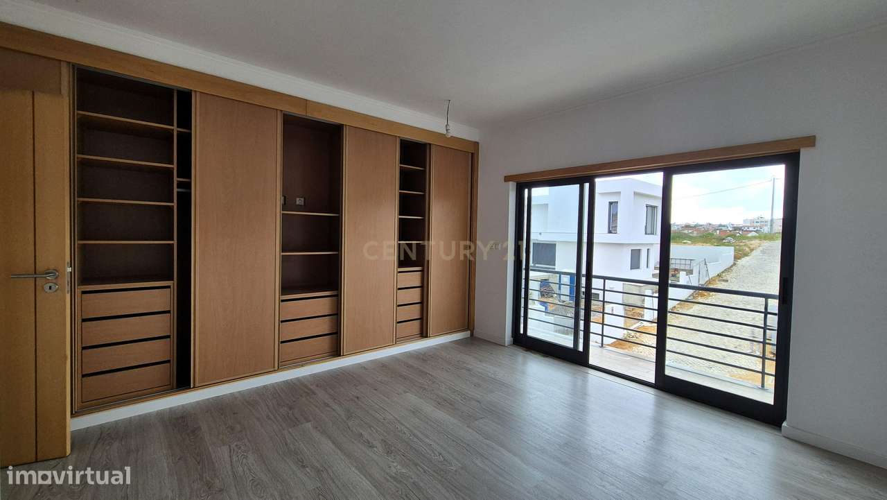 Moradia Isolada T5 de Arquitetura Moderna com Garagem – Quinta da Alem-11