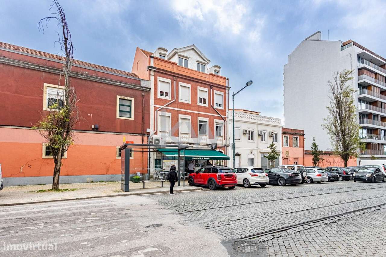 Prédio com três andares para Habitação e um Rés do chão para Comércio - Grande imagem: 3/60