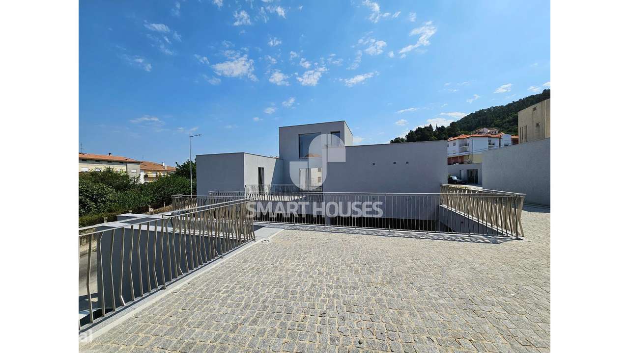 Moradia T3 c/ terraço centro São Romão-33