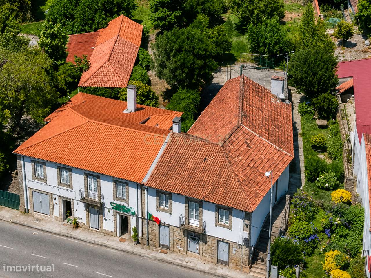 Moradia T5 com Terrenos para Construção no Largo da Feira – Lanheses,-0
