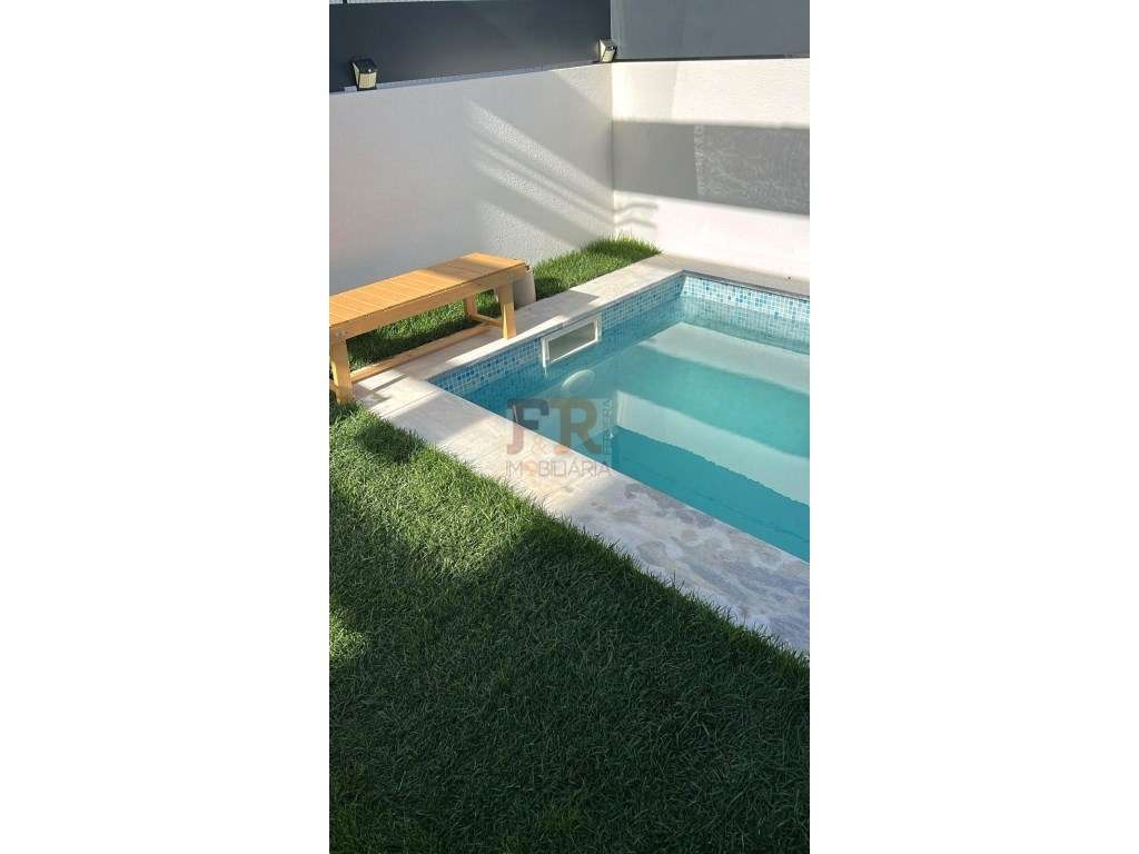 Semi-Nova Geminada Duplex T3 com Piscina Fernão Ferro - Grande imagem: 4/60