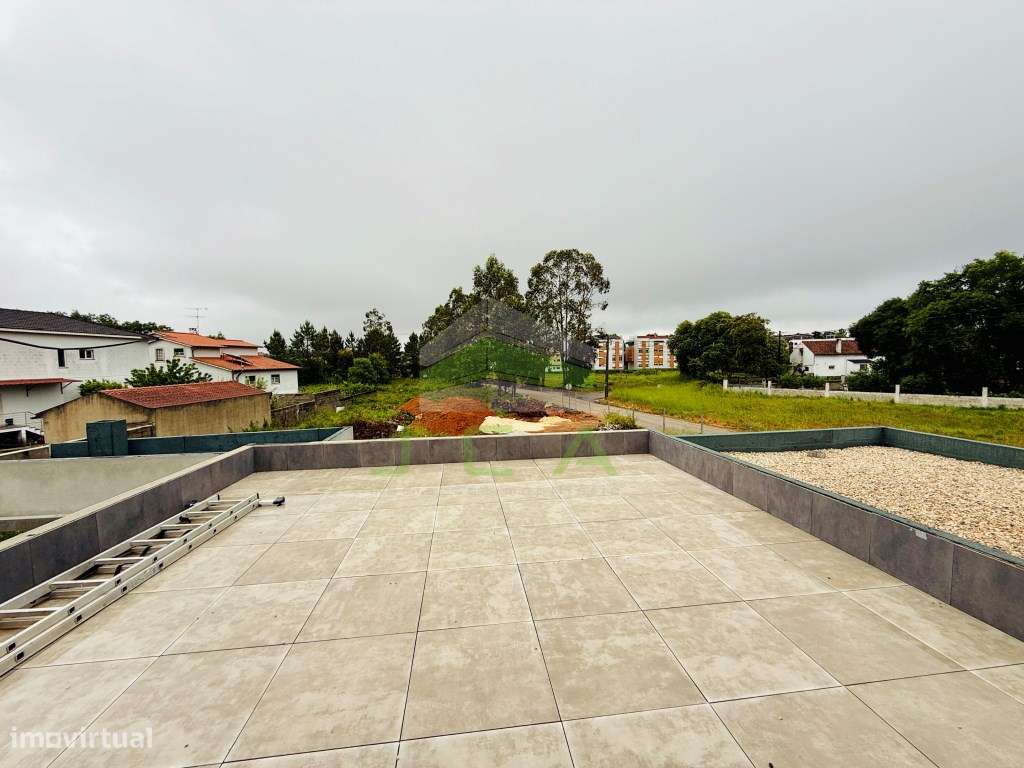 Moradia V3 nova junto ao centro de Fátima-11