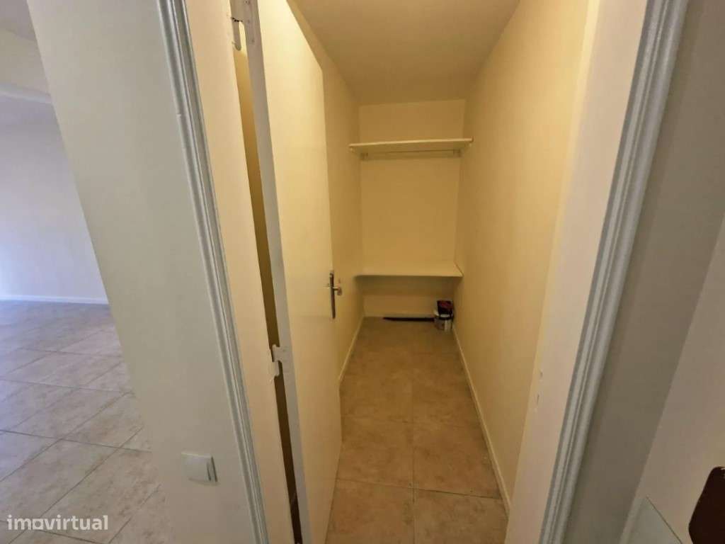 Apartamento T2 Remodelado na Tapada das Mercês-12