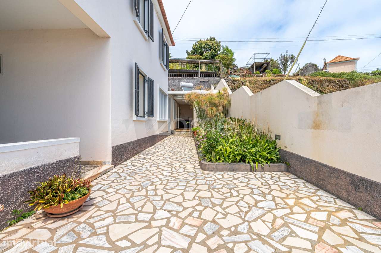 Moradia T4 Tradicional com vista mar na Calheta - Grande imagem: 4/55