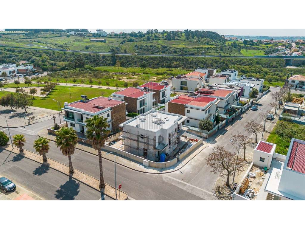Moradia T4 de Luxo com Piscina Privativa e Jardim | Mafra-28
