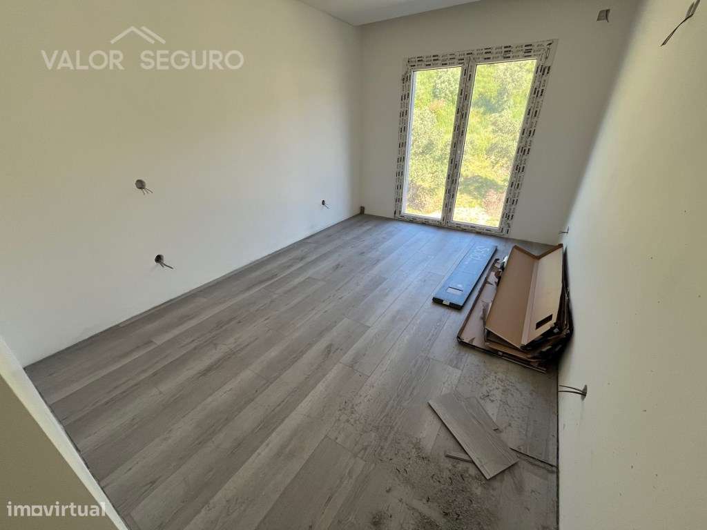 Apartamento T3 novo com garagem 2 viaturas no Sobralinho-4