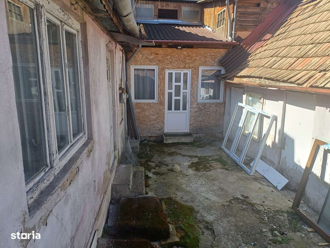 Vand casa in Centru-0