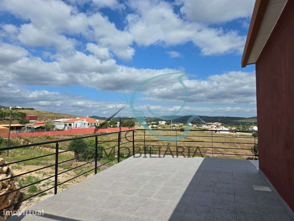 EXCLUSIVO - Excelente moradia de 2 pisos, com licença AL-48