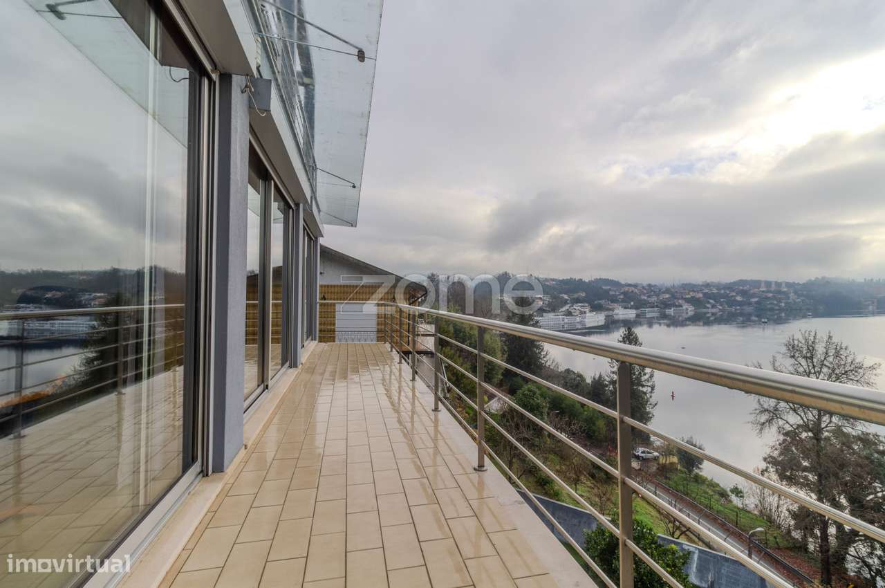 Moradia T3 | 3 Suítes e Piscina com Vista Rio-27