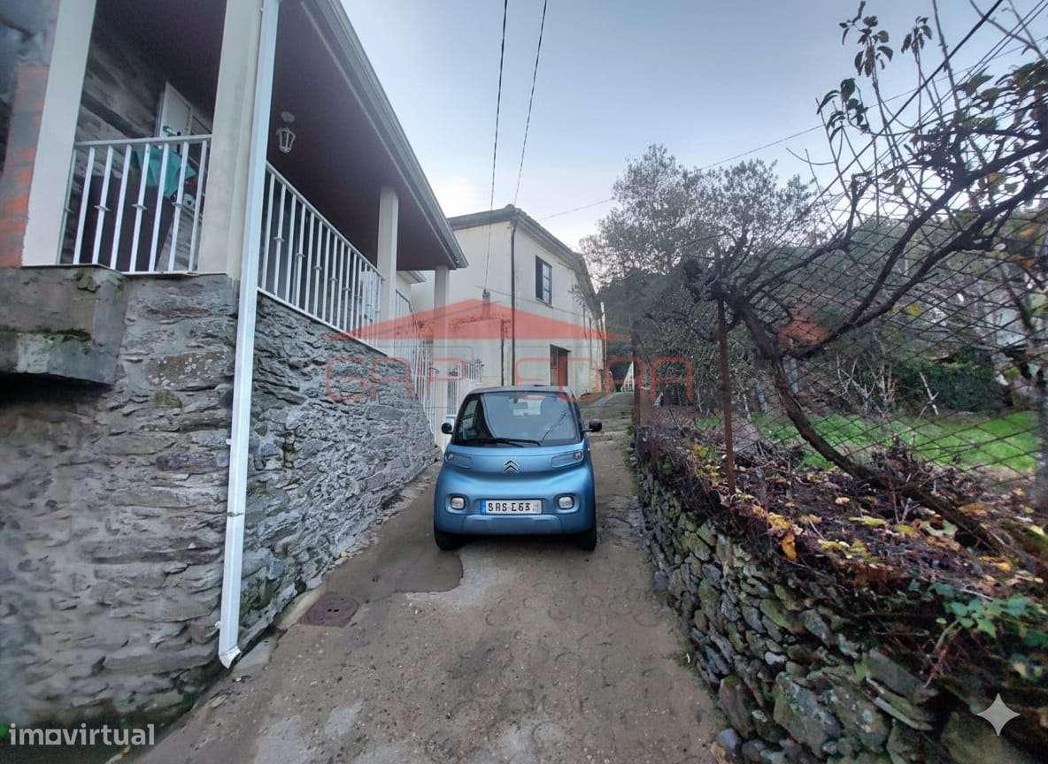 Moradia T3 em Mesão Frio com varanda e acessibilidade-23