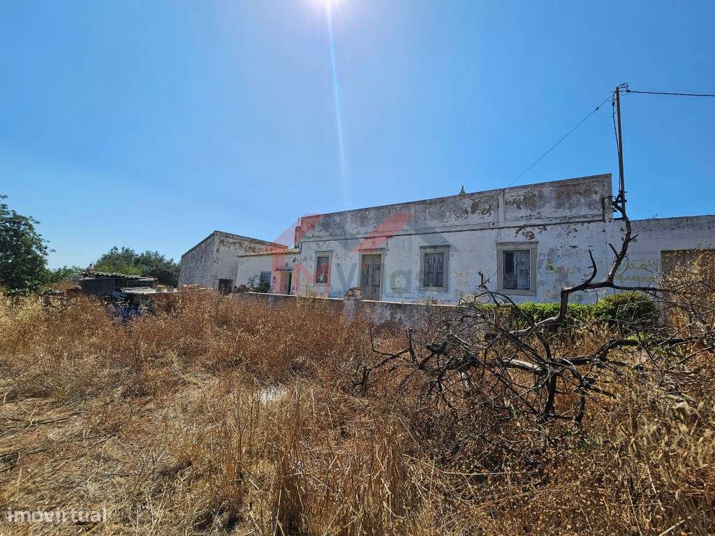 Moradia tradicional V5 para recuperar com terreno de 31.000 m2 - Loulé-0
