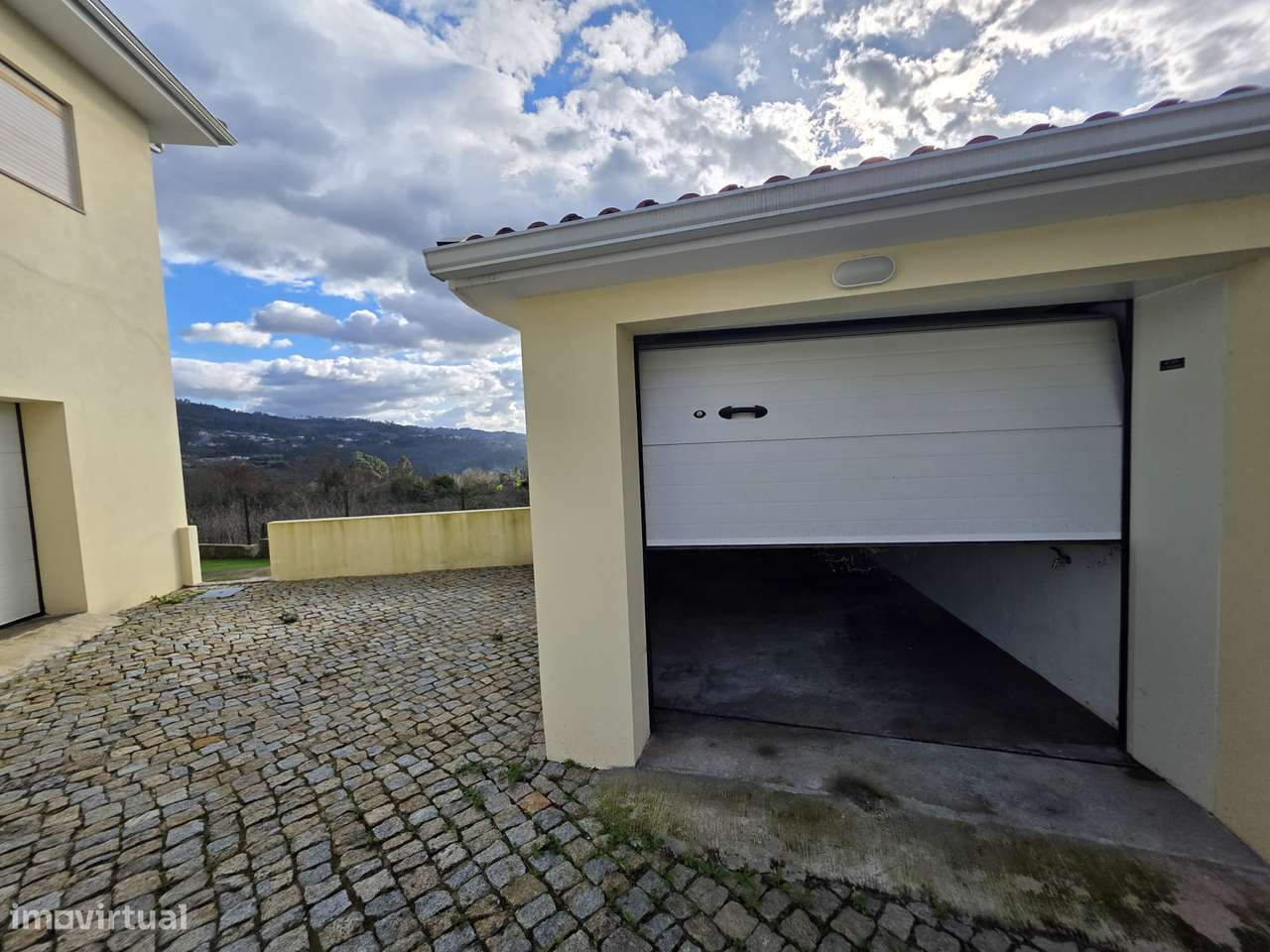 Moradia T2 com terraço e garagem nos subúrbios-16