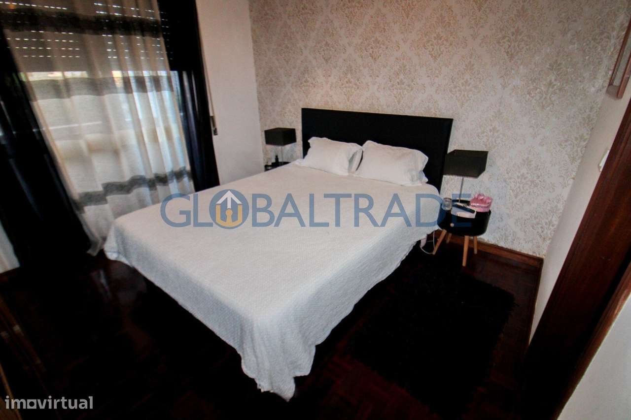 Moradia T4 com terraço e jardim em Alfena-20