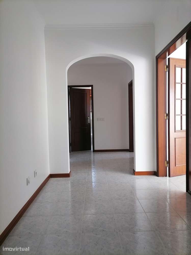 T3 Oeiras, Centro de Queijas, Parqueamento e Arrecadação.-6
