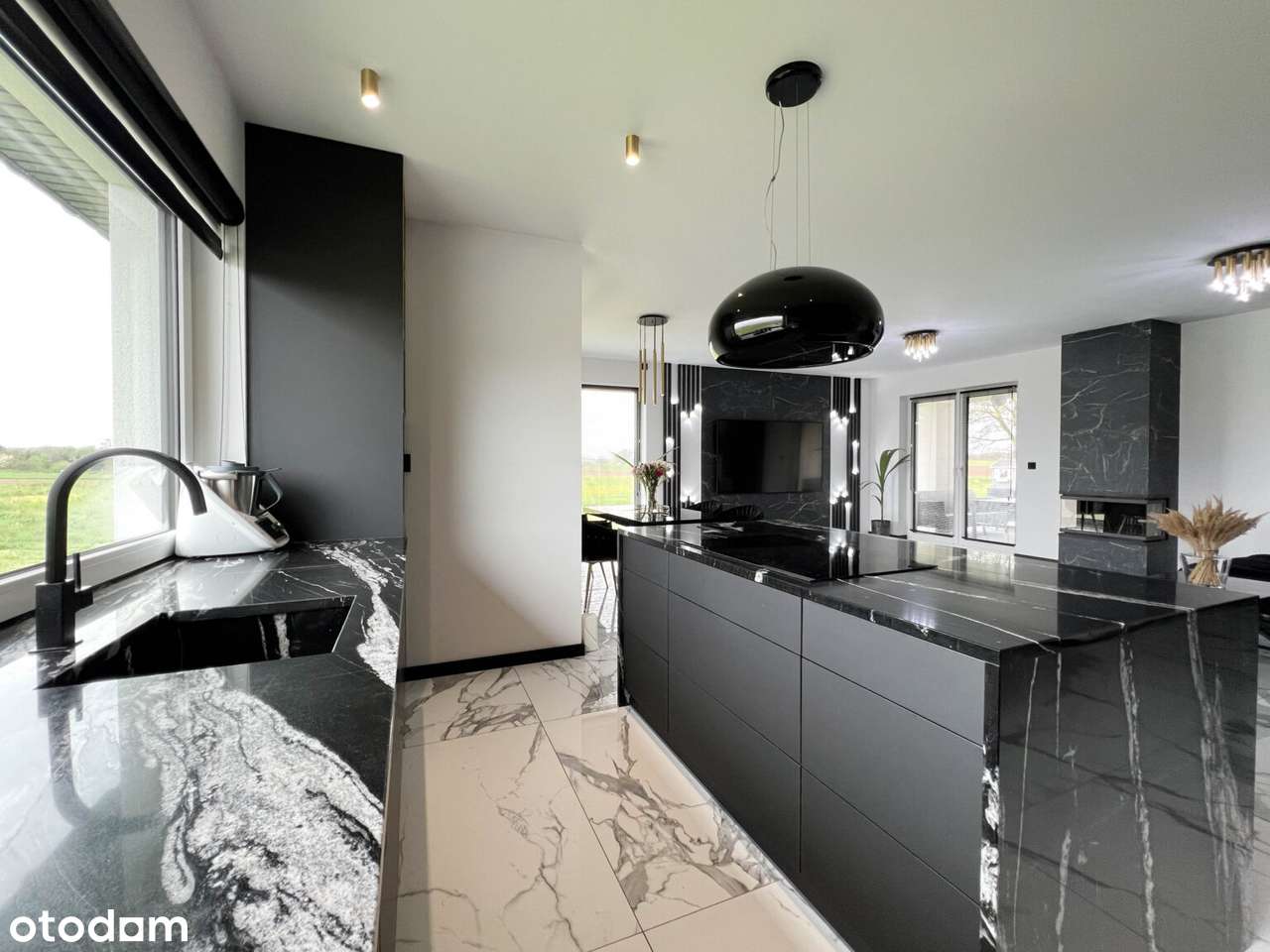 Elegancki dom parterowy z garażem w bryle budynku oraz dużą działką !-10