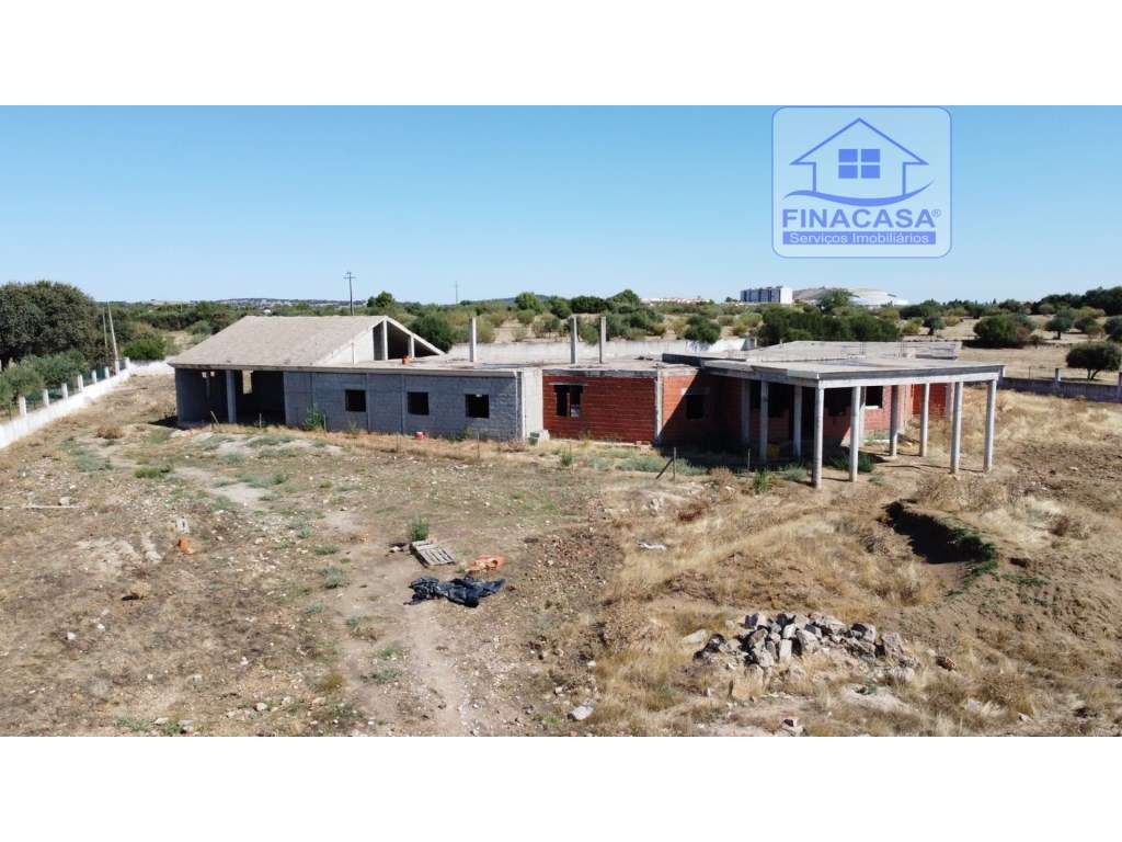 Terreno com moradia situado numa zona sossegada - Brejos(Elvas) - Grande imagem: 2/22
