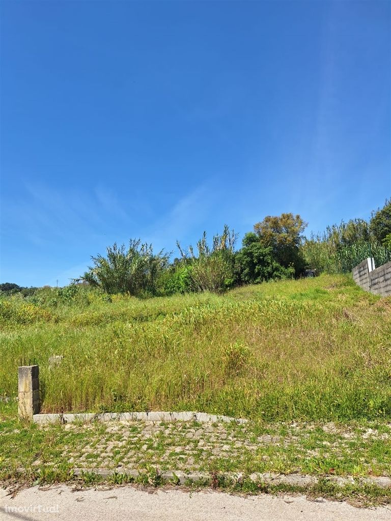 Terreno com Projeto / Andrinos / Leiria