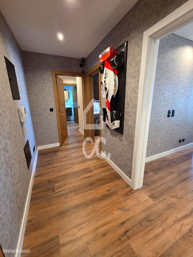 Apartamento T1 na Venda do Pinheiro com Garagem, Elevador e AC-14
