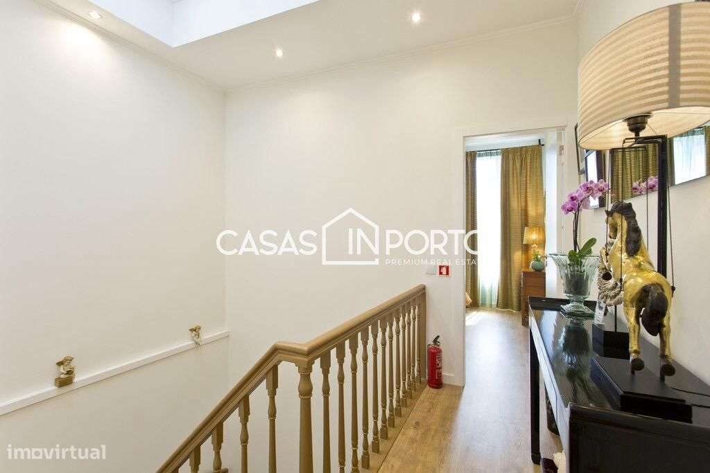 Moradia T4 de Traça Antiga Renovado com Licença AL-14