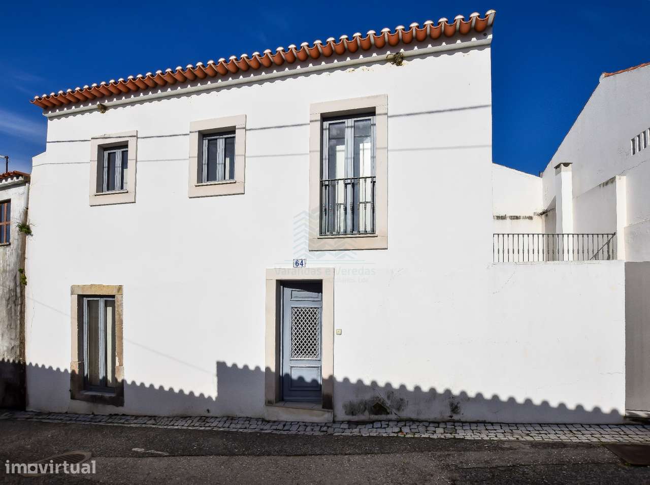 Moradia T3 remodelada com logradouro e terraço — Bugalhos-21