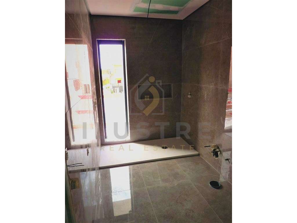 Moradia isolada com áreas generosas e piscina nos Foros da Amora-11