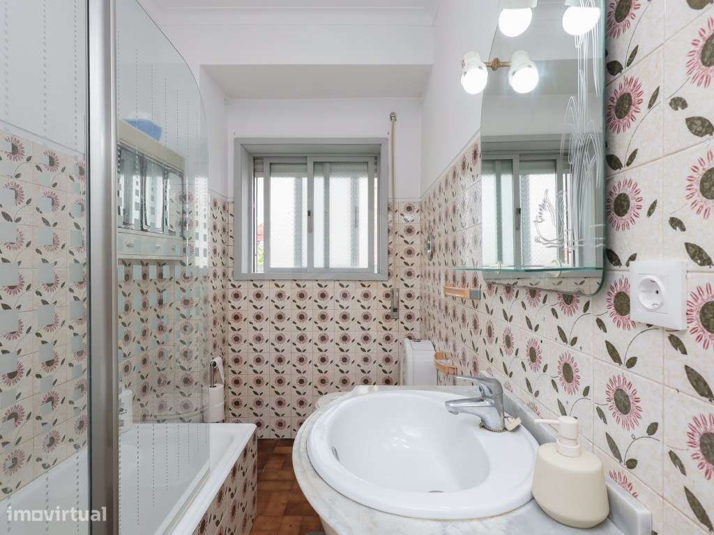 Apartamento T2 Parcialmente Remodelado em Valbom | Oportunidade aba...-17