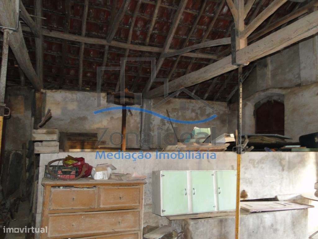 Adega com 4 depósitos, 3 lagares, 2 prensas e 1 poço - Penafirme da... - Grande imagem: 5/7