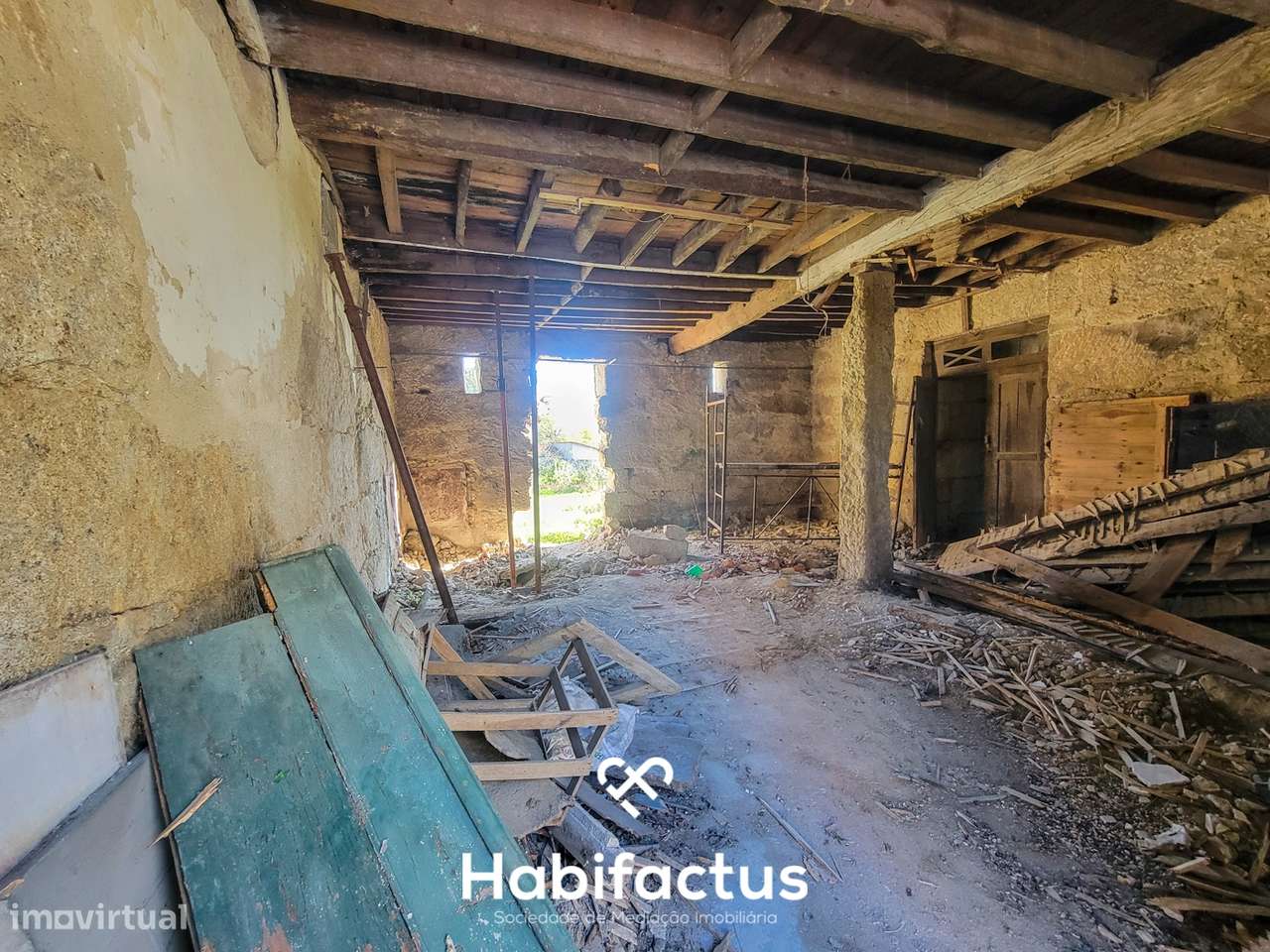 Moradia Isolada T3, para reconstrução com terraço e terreno de 1.828 m-27