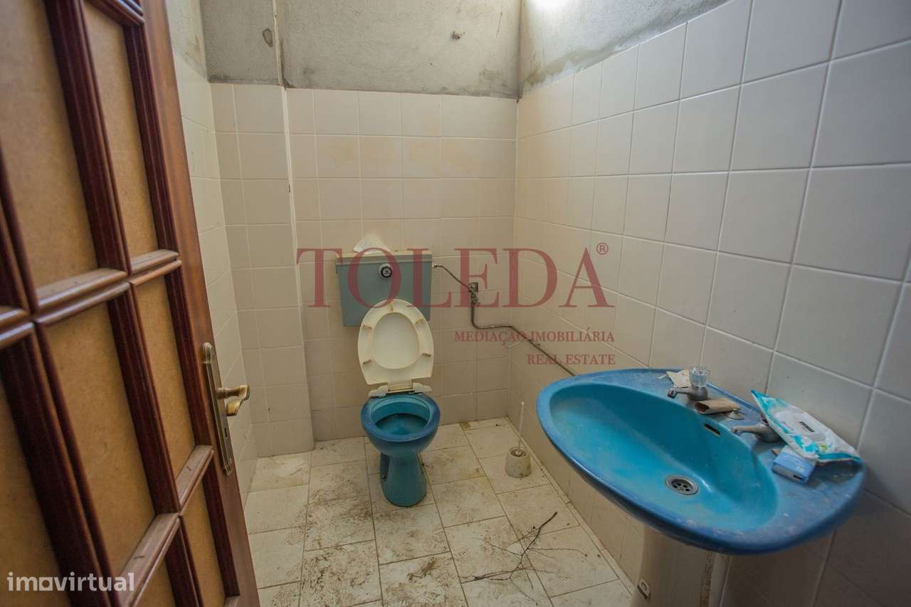 Armazém com 700m2 em zona Industrial-18