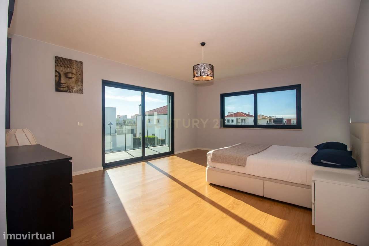 Viva o Luxo à Beira-Mar: Moradia Espetacular T5 com Piscina na Deslumb-50