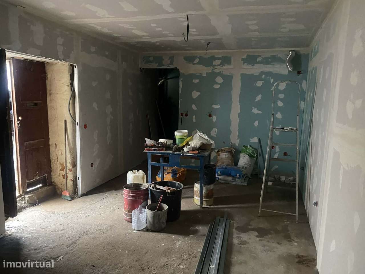 Vende-se Moradia T2 renovada junto a Cernache. - Grande imagem: 2/12