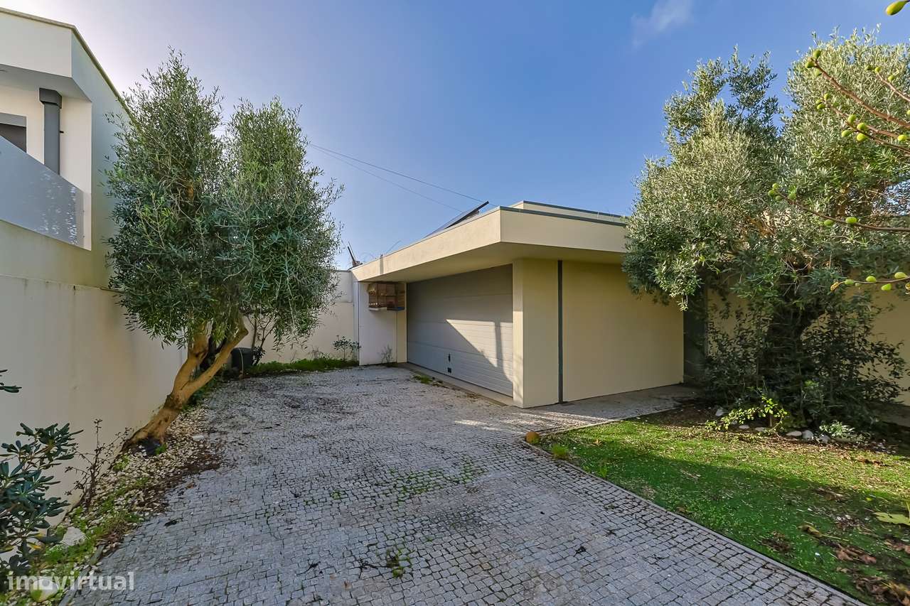 Moradia T3, Individual, c/ 3 pisos, Garagem Dupla e Jardim-35