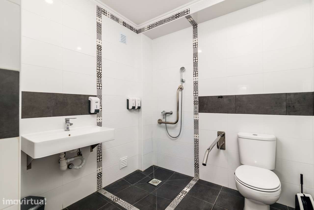 Moradia Espaçosa com Terreno, Vista Desafogada e Excelente Conforto-12