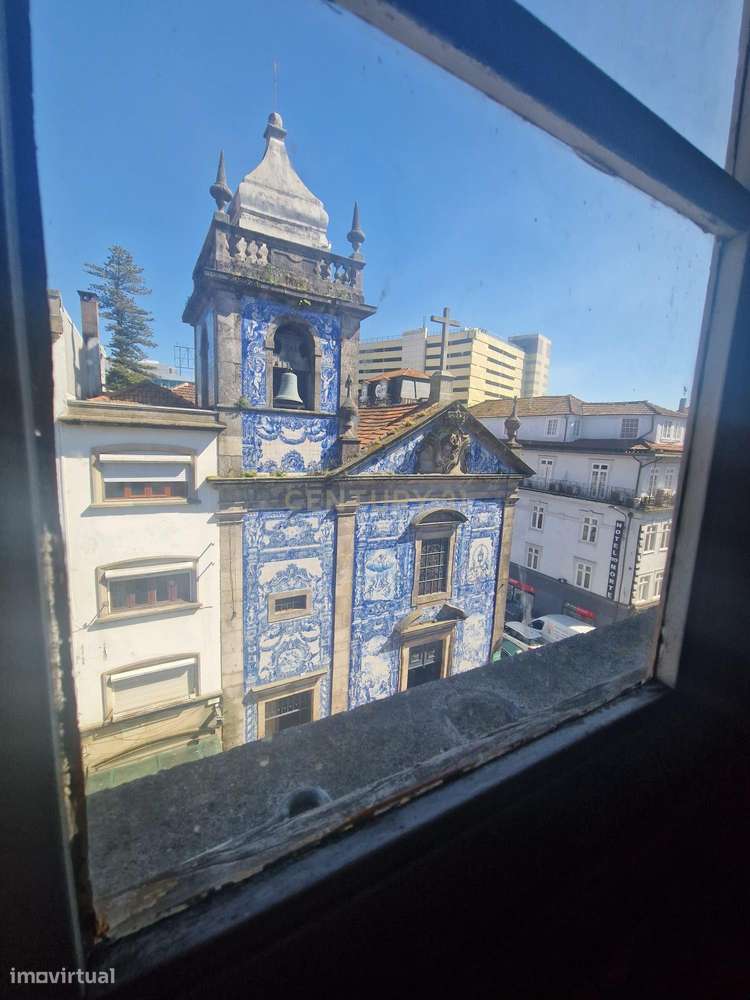 Apartamento 154m2 para remodelação total na Rua Santa Catarina - Porto-12