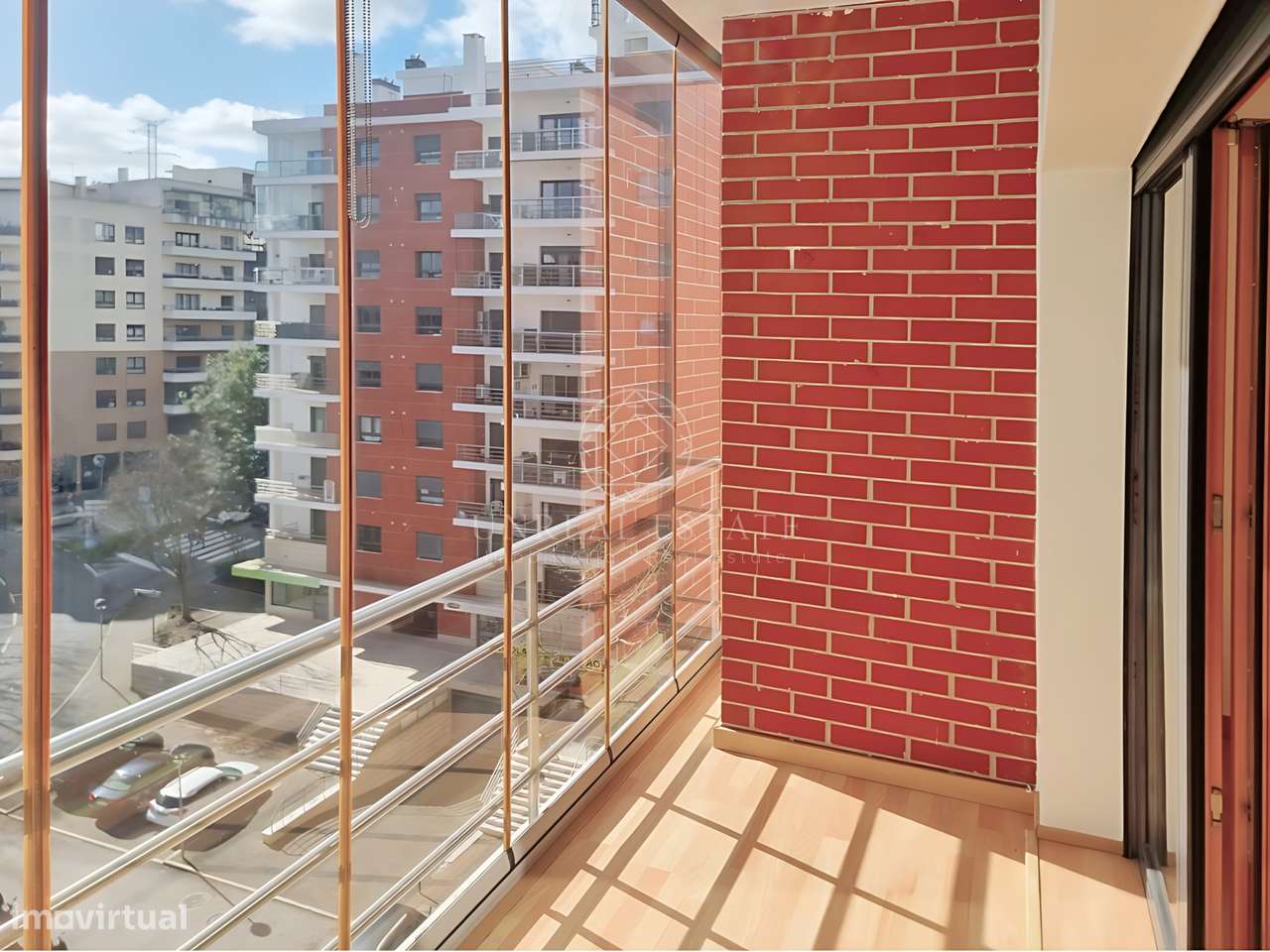 Apartamento T3, renovado, com varandas e 4 parqueamentos, Colinas do C-0