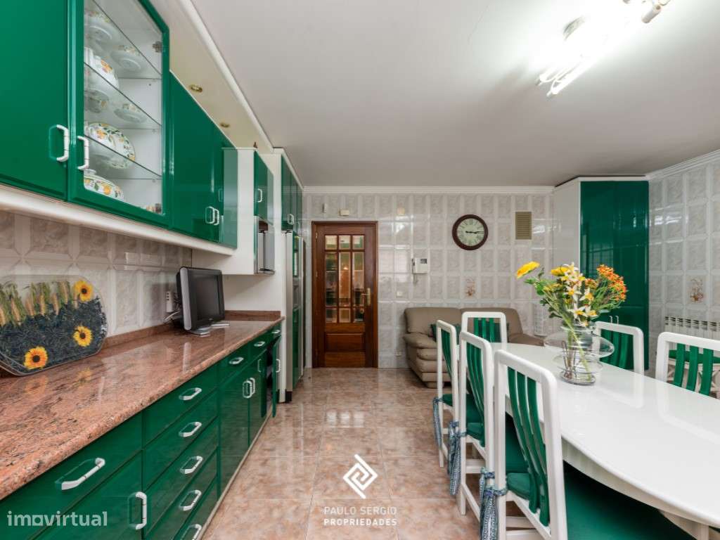 Moradia de arquitetura tradicional no centro dos Carvalhos - Grande imagem: 5/34