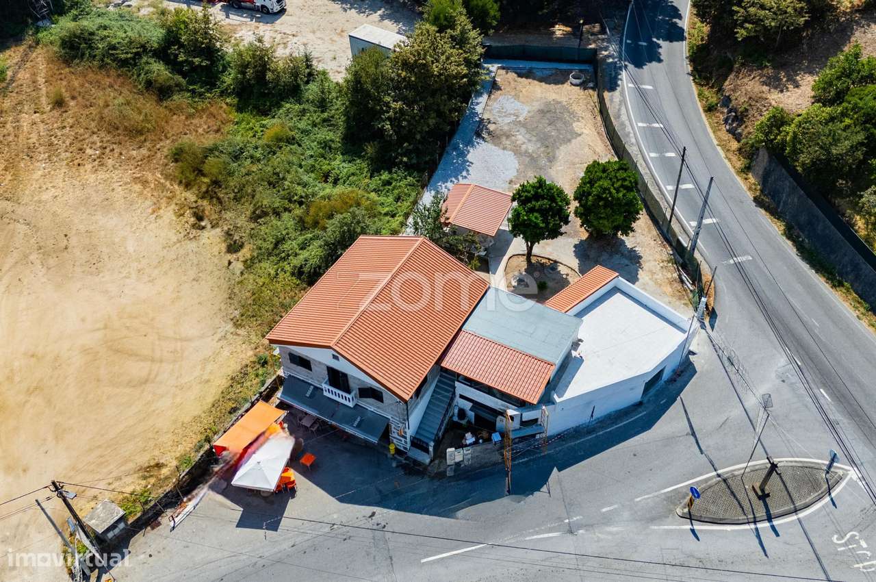 Moradia Individual T3 Renovada com Comércio, em Vilela, Póvoa Lanho... - Grande imagem: 2/47