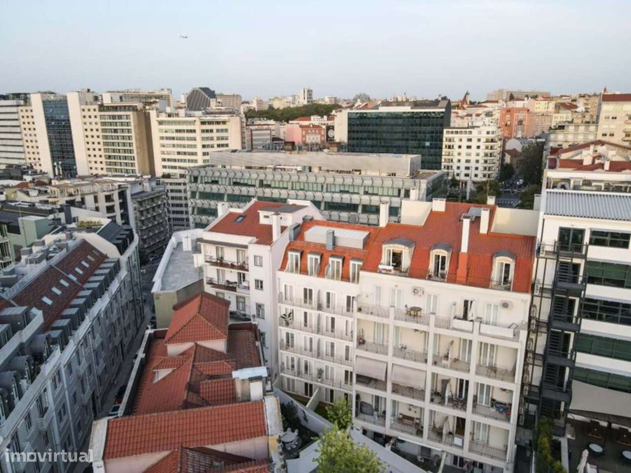 Apartamento de dois quartos com varanda e garagem no Edifício Sousa Ma - Grande imagem: 2/26