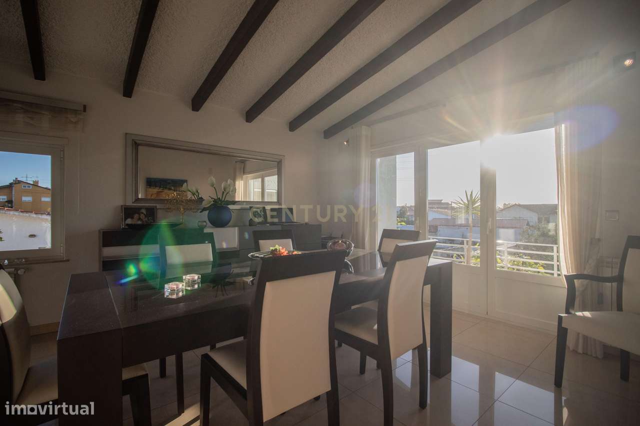 Moradia com piscina, terreno e anexos em Vieira de Leiria e a 2km da p-47